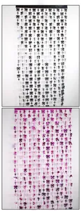 Détail du rideau de franges à nœuds et étoiles roses pour décor de fête d'anniversaire