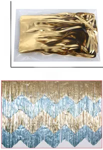 Dettaglio della tenda a frange ondulata in oro e blu chiaro per decorazioni di festa