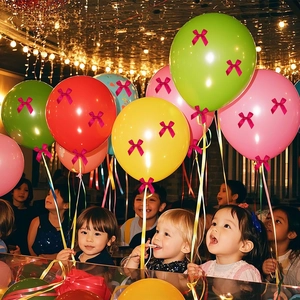 Palloncini colorati con mini fiocchi di raso e nastri per decorazioni di compleanno bimbi