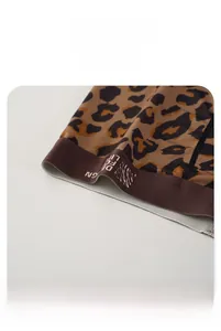 Détail du boxer à motif léopard avec une large ceinture élastique et coutures précises