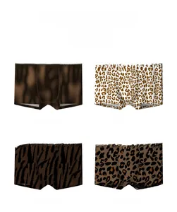 Détail de quatre boxers pour hommes avec des motifs d'animaux sauvages léopard et tigre