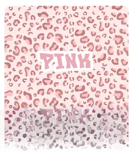 Détail du motif léopard rose avec typographie artistique PINK sur tissu tissé