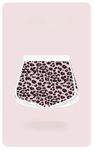 Détail du short léopard rose avec texte Wild Style et ceinture LOVE Yourself