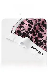 Détail du short léopard rose avec ceinture élastique large et inscription LOVE Yourself
