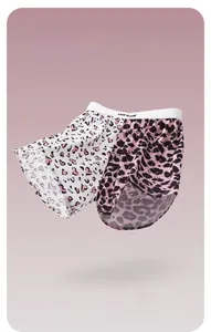 Détail du caleçon homme avec imprimé léopard rose, cœurs et ceinture LOVE Yourself