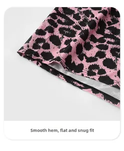 Gros plan d'un boxer tissé à motif léopard rose avec ourlet lisse et texte décoratif