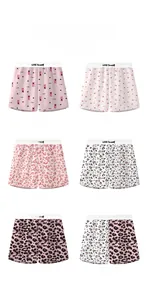 Vue à plat de six boxers roses avec motifs léopard et cœur pour hommes et femmes