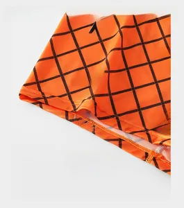 Detailansicht der verstärkten Beinöffnung der karierten Herren-Boxershorts mit Logo