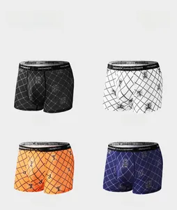 Details von vier Herren-Boxershorts in Schwarz, Weiß, Orange und Blau mit Logo-Bund