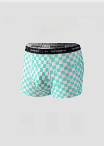 Détail de boxer en soie glacée pour hommes avec motif à carreaux rose et vert et bande