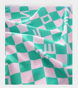 Détail du tissu en soie glacée respirante avec motif à carreaux rose et vert