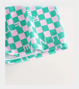Détail du revers de pantalon renforcé avec motif à carreaux vert et rose imprimé