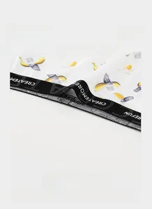 Détail macro de la ceinture élastique pour hommes avec logo tissé et motif banane moderne