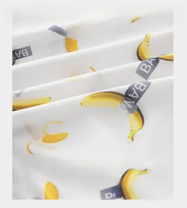 Gros plan sur un tissu en soie glacée avec imprimés bananes et texte sur boxer pour homme