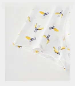 Détail des ourlets renforcés et imprimé banane sur ce caleçon blanc pour homme