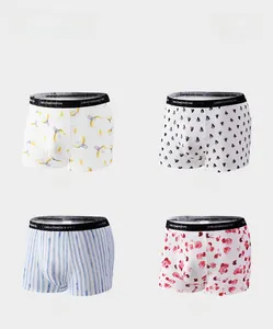 Détail de quatre boxers pour hommes avec motifs bananes, arbres, rayures et fleurs