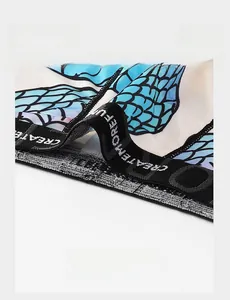 Détail macro de la ceinture élastique sur un boxer en soie glacée pour homme à motifs