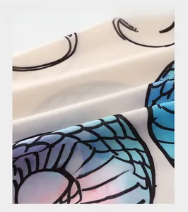 Détail du tissu en soie glacée respirante avec motifs bleus pour sous-vêtements homme
