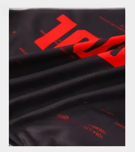 Vue macro détaillée du tissu en soie glacée avec des motifs rouges tendance sur sous-vêtements