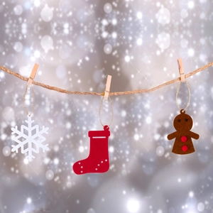 Driedelige kerstvilt-ornamentenset met sneeuwvlok, kerstsok en een peperkoekmannetje