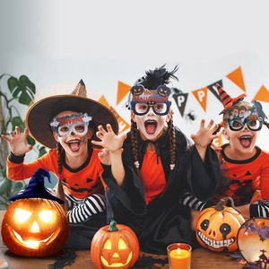 Drei Kinder mit Halloween-Dekobrillen in Kürbis- und Geisterdesign für Partys