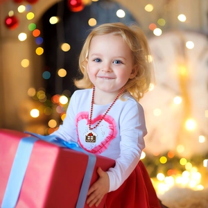 Weihnachtliche Perlenkette für Kinder mit Lebkuchenhaus-Anhänger und festlichen Perlen