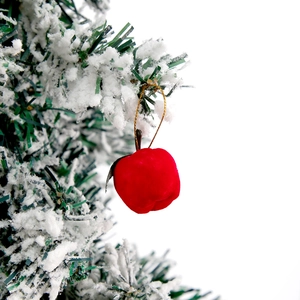 Décoration de Noël pomme rouge floquée avec cordon doré sur sapin enneigé