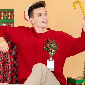 Weihnachtliche Ausweishalterung mit grünem Kranz und ausziehbarem Clip für das Büro