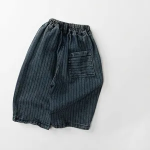 Jean enfant rayé bleu foncé avec taille élastique et poche arrière au design décontracté