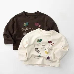 Details von Kinder-Langarmshirts mit handgezeichneten Obst- und Gemüsedrucken aus Baumwolle
