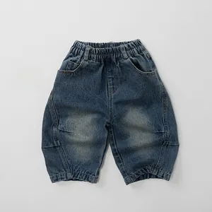 Dettaglio dei pantaloni in denim per bambini con vita elastica e texture lavata