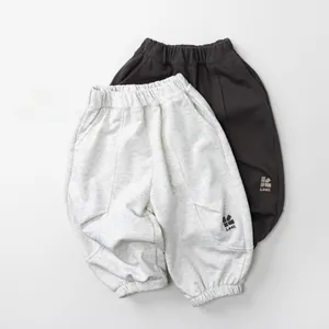 Detailansicht von Gummibund und Rippbündchen an grauen und schwarzen Jogginghosen