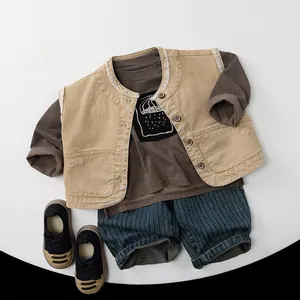 Ensemble quatre pièces rétro pour enfants avec t-shirt marron et gilet en jean kaki chic