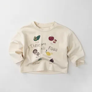 Detail eines Kinder-Sweatshirts aus Baumwolle mit bunten Lebensmittel-Illustrationen