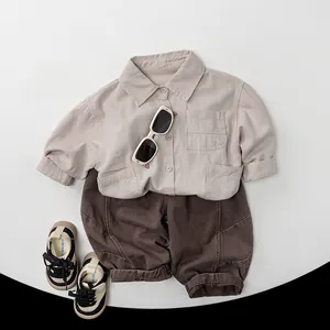 Mise à plat de chemise en lin beige enfant et pantalon coton marron avec lunettes et chaussures