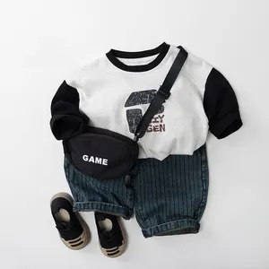 T-shirt manches longues enfant color-block avec pantalon en jean rayé et sacoche