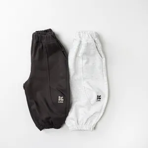 Detail der Kinder-Strickhose mit elastischem Bund und Look-Logo-Aufdruck