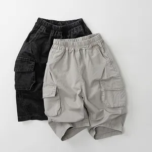 Vista piatta di pantaloncini cargo per bambini in cotone con vita elastica e tasche laterali