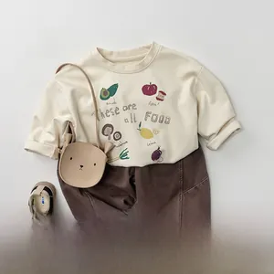Mise à plat de sweat-shirt crème imprimé pour enfant et pantalon en velours marron