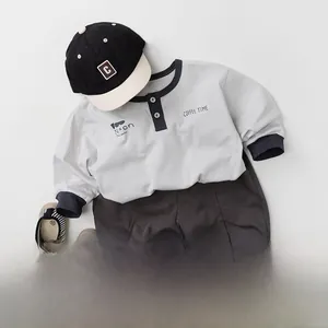 Flachbild von grauen Kinder-Jogginghosen und passendem Langarm-T-Shirt-Set aus Baumwolle