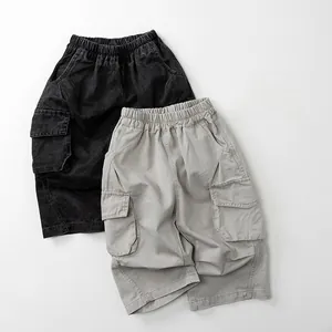 Dettaglio del tessuto in twill di cotone e vita elastica sui pantaloncini cargo bimbo