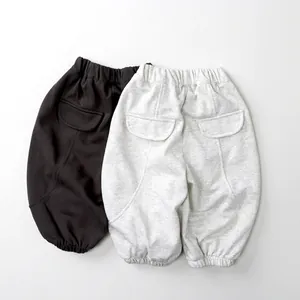 Lockere Kinder-Jogginghose aus Baumwolle in Schwarz und Grau mit elastischem Bund
