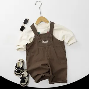 Flachbild-Set aus cremefarbenem Langarmshirt und brauner Baumwoll-Latzhose für Kinder