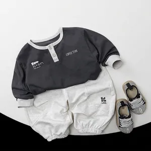 Zweiteiliges Set aus langärmeligem Henley-Oberteil und grauer Jogginghose für Kinder