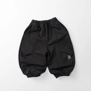 Detailansicht der dunkelgrauen Kinder-Jogginghose mit Gummibund und Strickstruktur