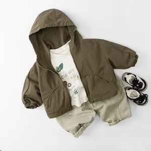 Ensemble enfant avec veste marron à capuche, t-shirt graphique et pantalon kaki
