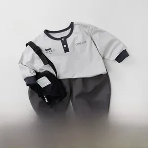 Ensemble t-shirt enfant gris à manches longues avec pantalon de jogging gris foncé