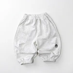 Detailansicht der hellgrauen Kinder-Jogginghose mit Gummibund und Look-Buchstaben