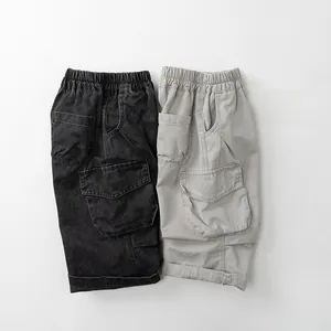 Dettaglio vita elastica e tasche cargo su pantaloncini casual in cotone per bambini