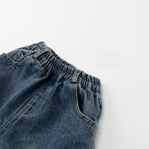 Dettaglio dell'elastico in vita dei pantaloni in denim blu per bambini di alta qualità